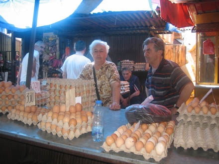 Proodaja jaja na pijaci u Vranju 